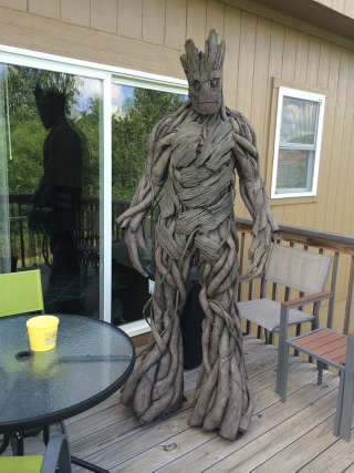 Illustration for article titled Colossal Groot Cosplay Will Stomp Into Your Heart